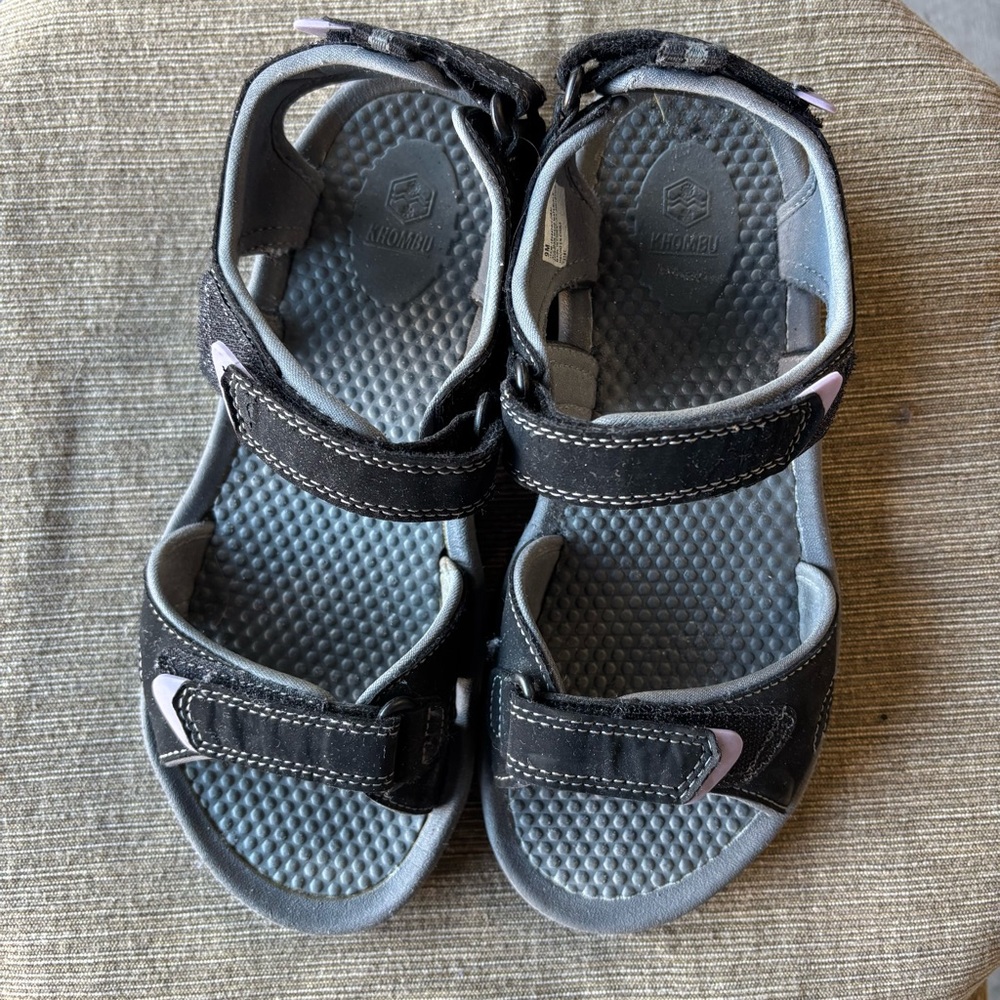 Khombu Women’s Black Sandal
